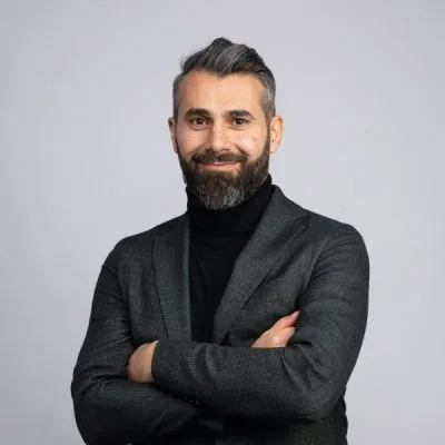 Porträtt av Mohammad Nouri.