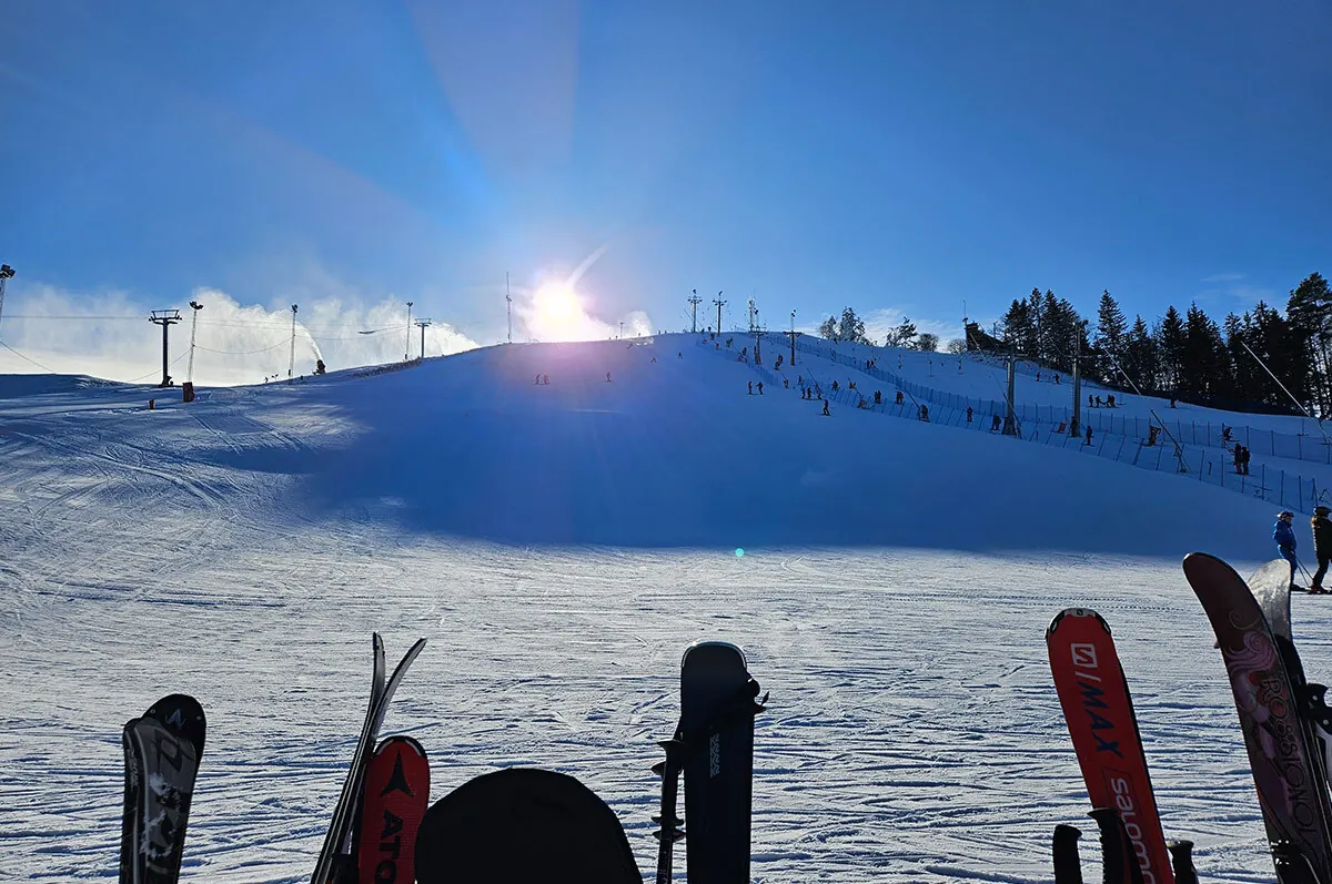 Skidor på isen vid Väsjön en vinterdag.